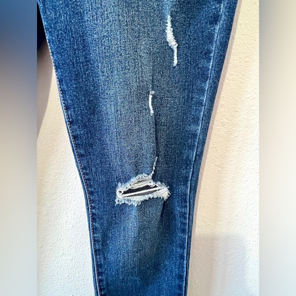 Guess NWT Simmone Super High Rise Skinny Jean - Size 28 - Picture 8 of 16